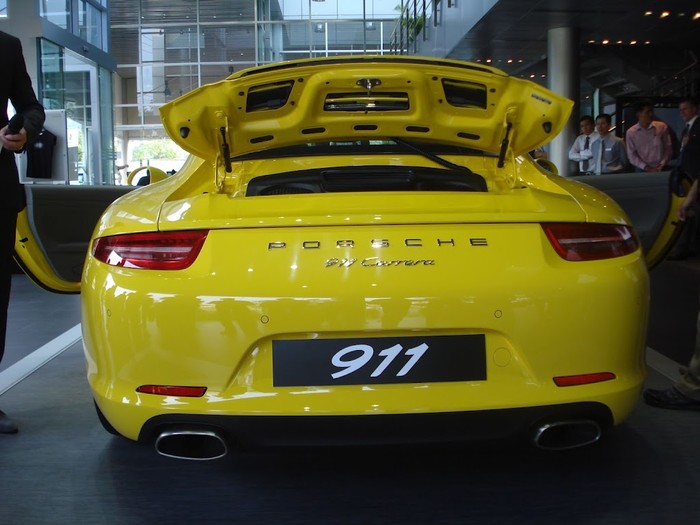 Phiên bản 911 Carrera S lần đầu tiên được gắn hệ thống kiểm soát khung gầm chủ động của Porsche